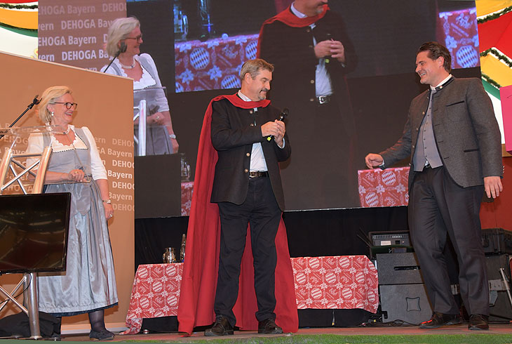 Als Super Söder für die Mehrwertsteuersenkung auf 7 % erhielt der Ministerpräsident ein Cape überreicht (©Foto: Ingrid Grossmann) 